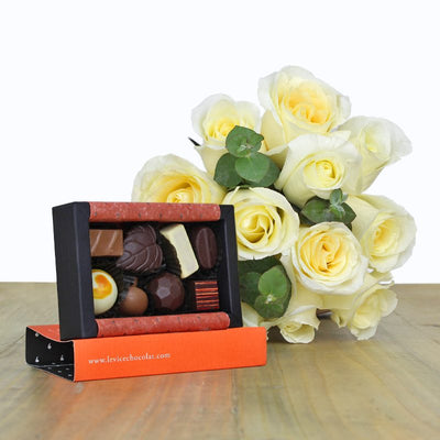12 Rosas Blancas con caja de 8 Bombones - Firenze Rose™