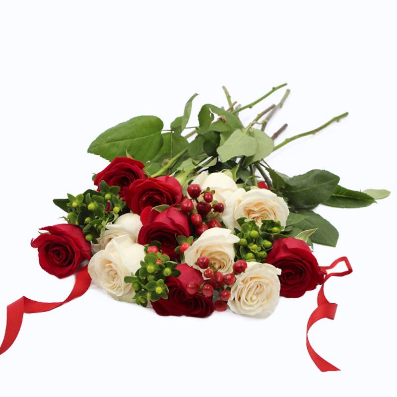 12 Rosas Rojas y Blancas con Hypericum en Caja Larga
