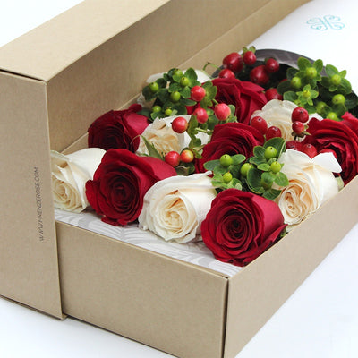 12 Rosas Rojas y Blancas con Hypericum en Caja Larga  - NAVIDAD - Firenze Rose™
